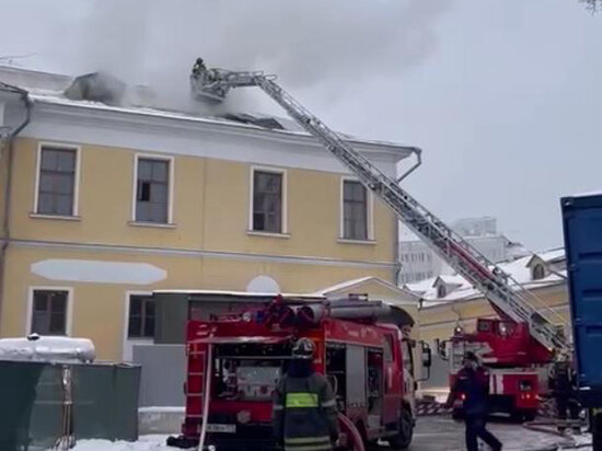     Огонь вспыхнул на чердаке рядом со слуховым окном.