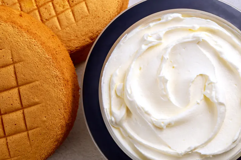 Сладкий, пушистый и нежный крем для торта но не только, вы можете использовать крем маскарпоне для других сладких блюд.