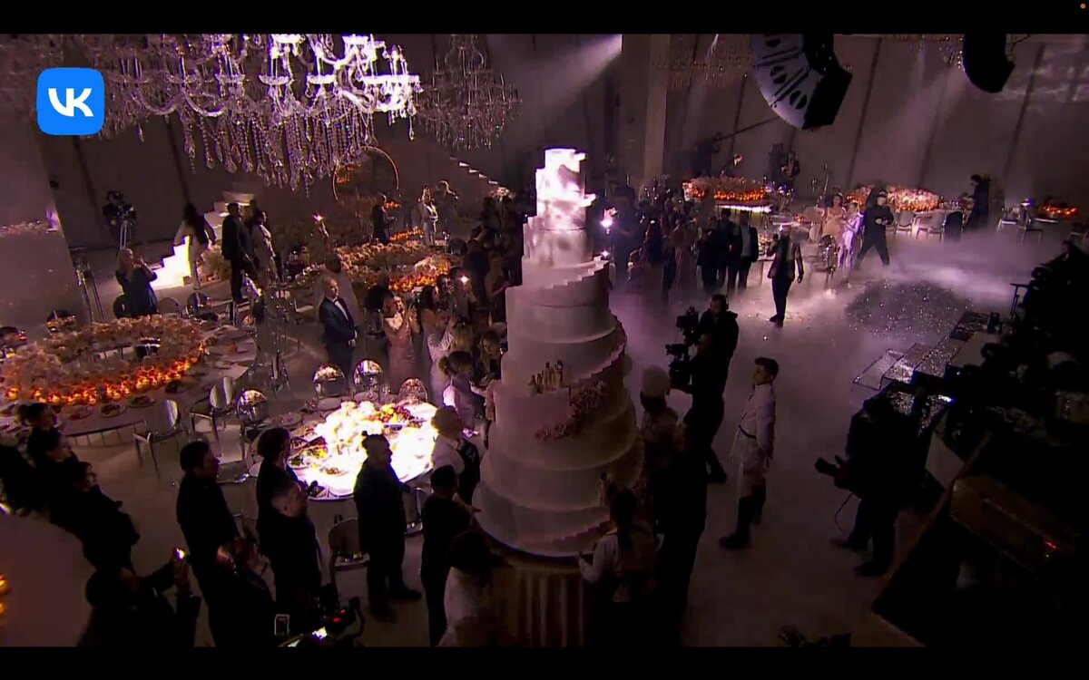    На свадьбу Джигана и Оксаны Самойловой вносят праздничный торт