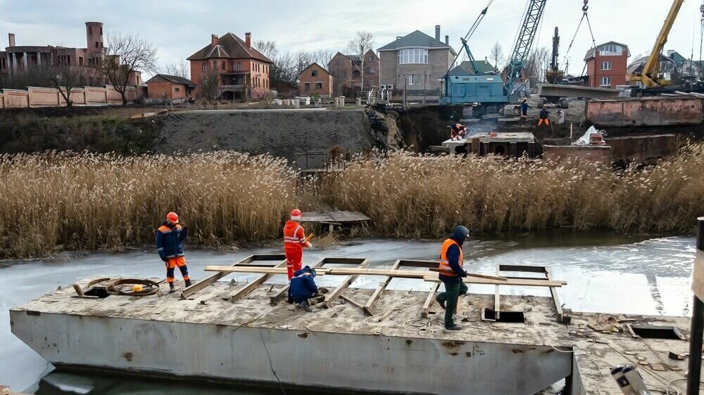     Дамба через Ростовское море рискует остаться еще на несколько лет без ремонта, сообщают СМИ.