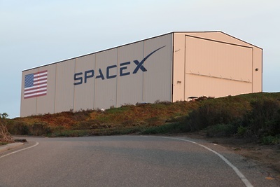    Здание компании SpaceX в США © Pxhere