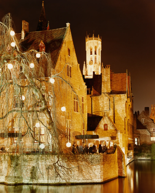 Традиционные здания с рождественскими украшениями