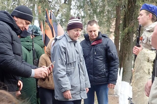    Геннадий и Сергей Серебряков теперь знают, где находится могила отца и деда. Фото: Из личного архива Юрий Обухов