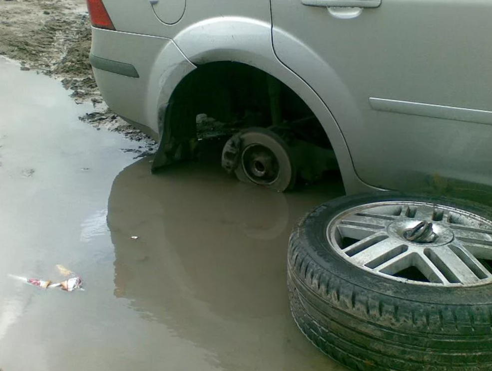 Колесо попало в яму на дороге. Спущенное колесо Форд фокус 2. Форд фокус отвалилось колесо. Форд фокус 2 отвалилось колесо. Форд фокус 2 лужа у заднего колеса.