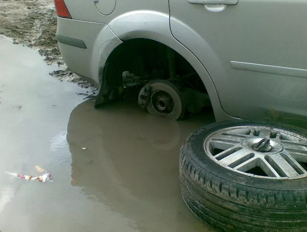 Днем ее примнут колеса автомобилей но сейчас. Форд фокус 2 отвалилось колесо. Оторвало колесо Форд фокус 2. Колесо в яме. Отлетело колесо от машины.