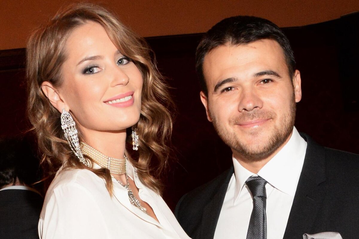     «Юная, как студентка! Повезло Эмину»: Алена Гаврилова в платье без белья восхитила фанатов