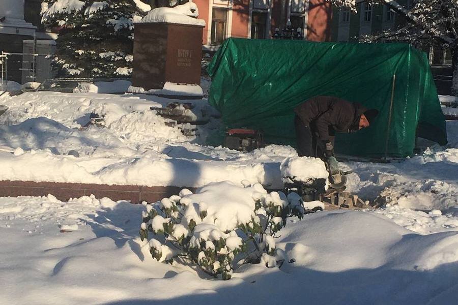 Среди сугробов и воронок в селе разрушенном. Среди сугробов. Среди сугробов и воронок.