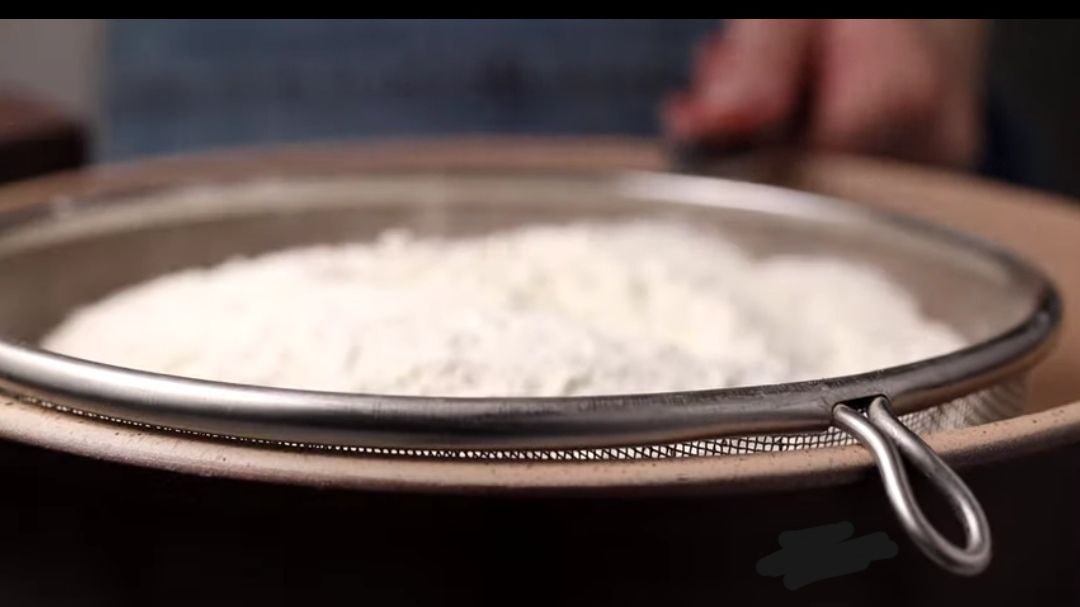 Муку обязательно просейте