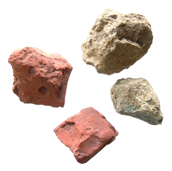 Этот осколок как бы сердолика уже известен множеству читателей Википедии, а благодаря копирайтерам, ещё и большему их количеству. Но сейчас он определяется как кварц, подвергнувшийся воздействию огнём.-32