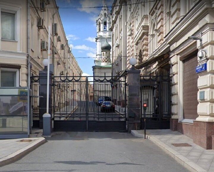     Главный офис Росимущества располагается на закрытой территории рядом с подразделениями aдминистрaции Президента. Но к поручениям главы государства и его полномочных представителей ведомство не всегда относится с должным вниманием.