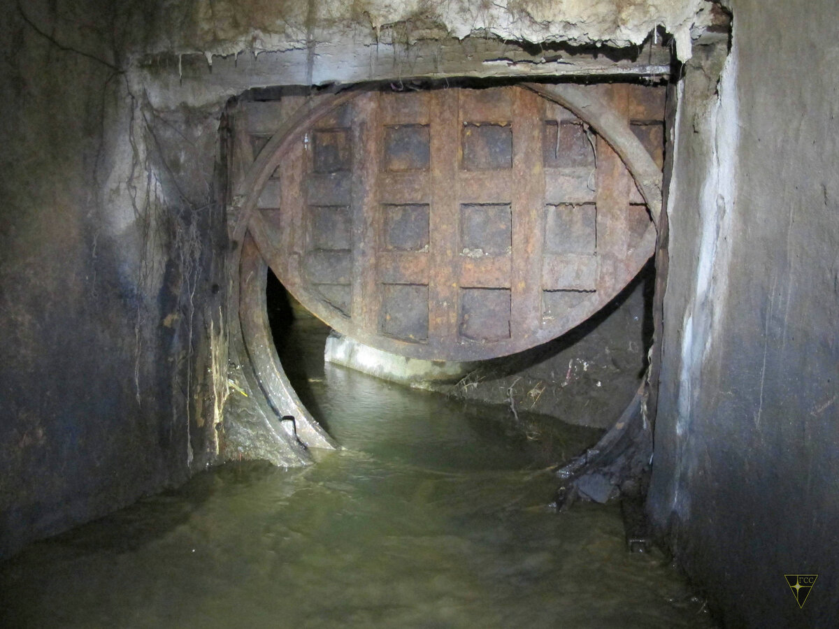 Подземный ручей в Лианозово. Почему в нём так много затворов?