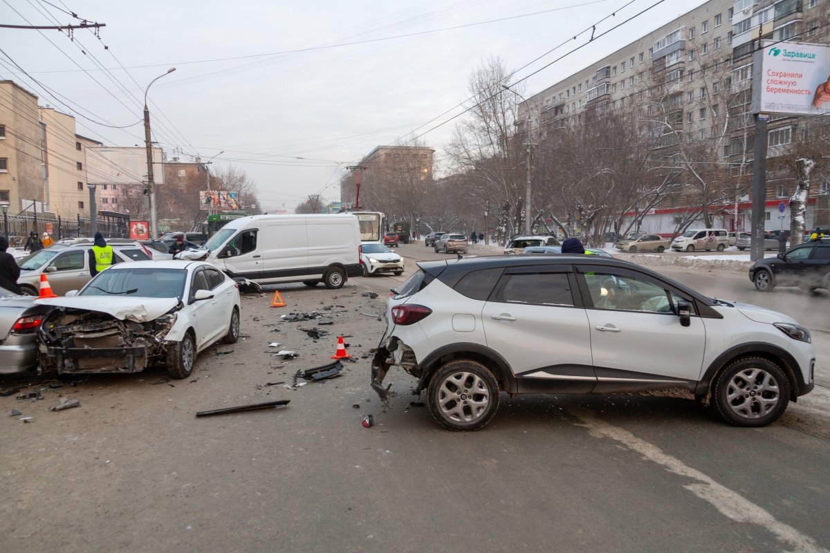    Появились фото с места массового ДТП с 9 автомобилями в Новосибирске