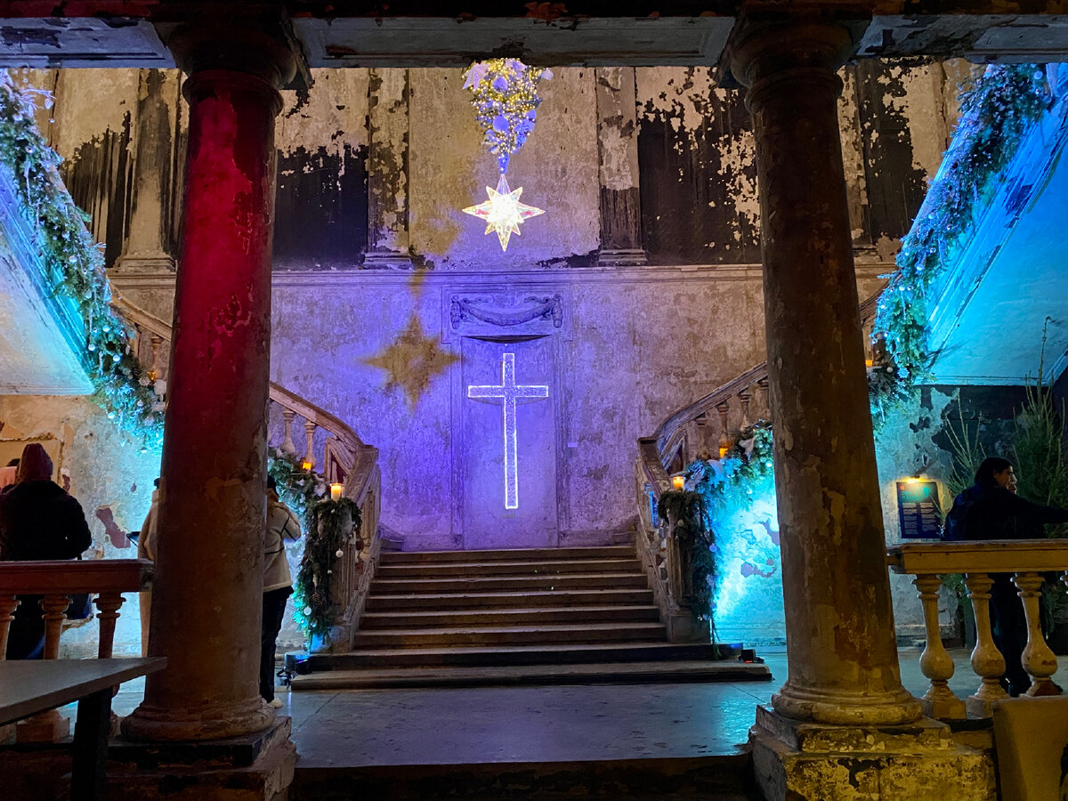 Первое, что вы видите, когда заходите внутрь, после лавки и билетной кассы