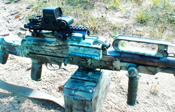 Пулемет ПКП с тюнингом в виде рельсы и коллиматором (фото из открытых источников)