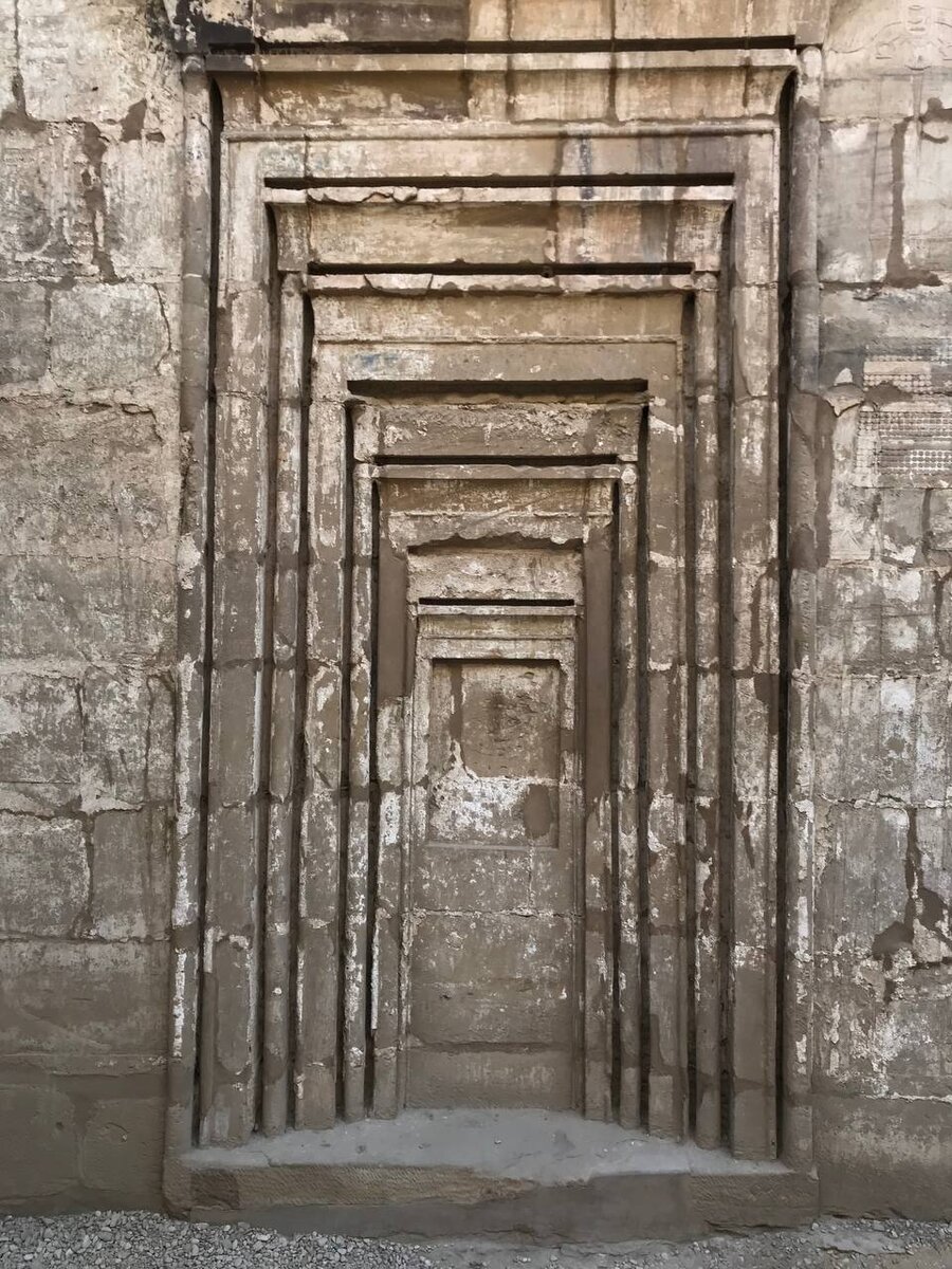 Ложные двери закрытого святилища Осириса на территории Карнакского храма