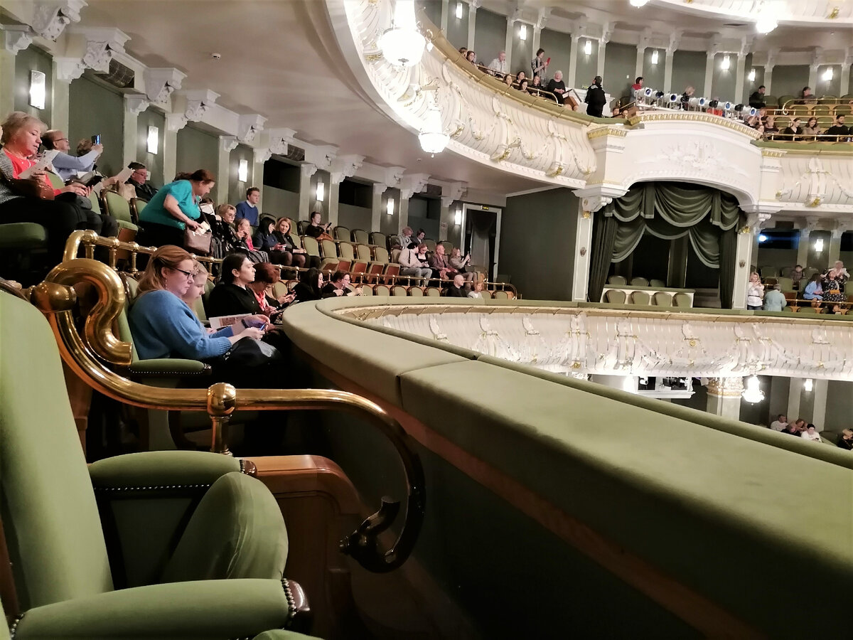 Как выглядит новая сцена большого театра Magnificence Meets Modernity: Bolshoi Rebirth Has Traditionalists Up in Arms D