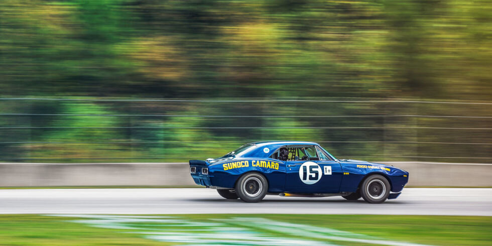   1967 Penske Chevrolet Camaro Z/28. Марк Донохью мастерски умел интерпретировать правила гонок на границе откровенного жульничества. Его машина Penske Camaro Z/28 весила очень мало благодаря специфической кислотной обработке элементов корпуса (при этом они становилось довольно хрупкими). Когда организаторы Транс-Ама прознали об этом, они тут же наложили запрет на подобную технологию облегчения.