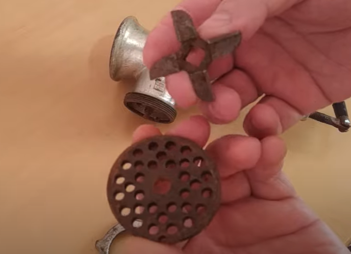 Пожилой мясник с рынка рассказал трюк, как заточить нож от мясорубки ...