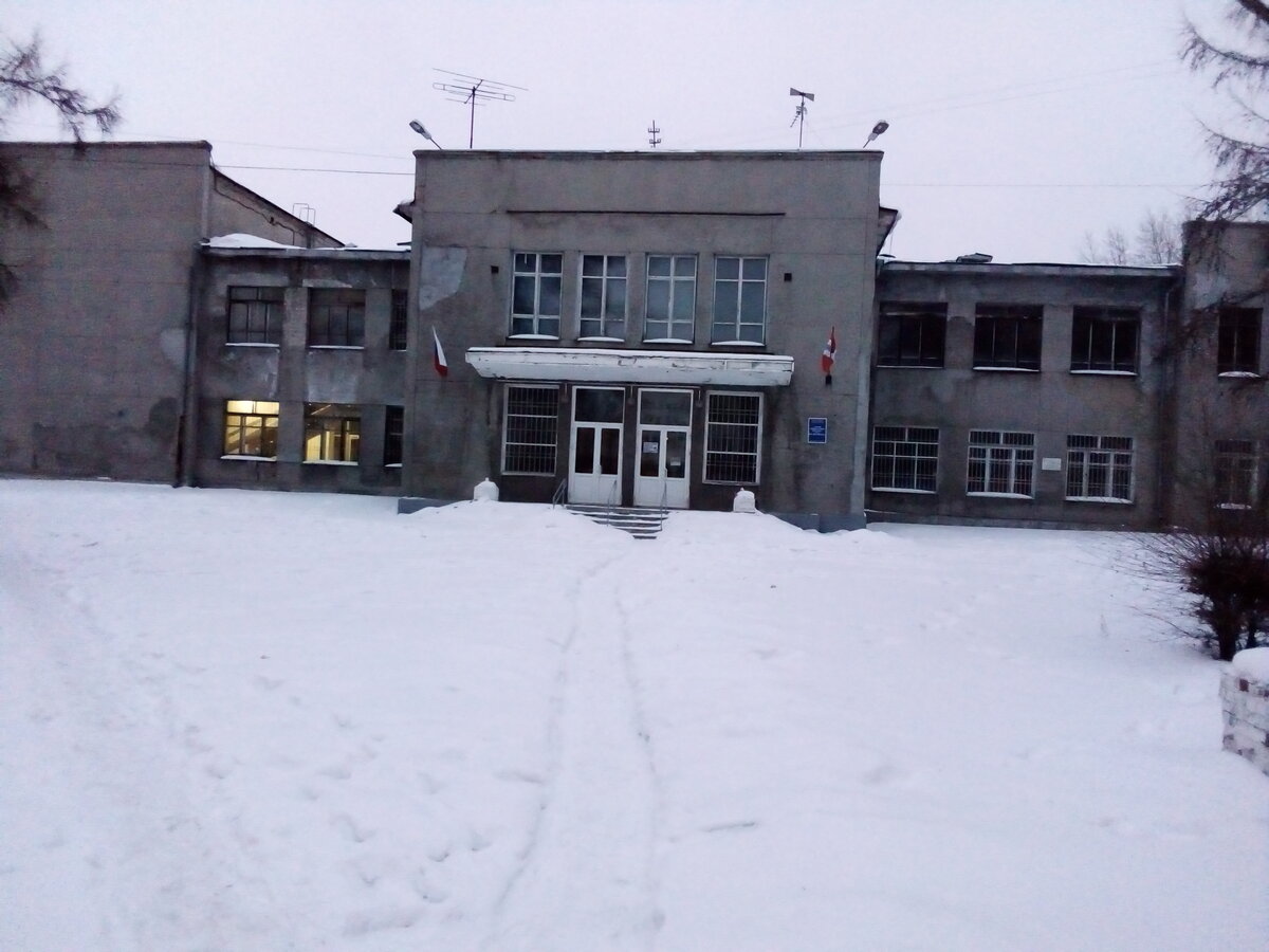 Бывший Дом культуры им. Гурьтьева, а ныне целый филиал  института.   Вид жуткий.
