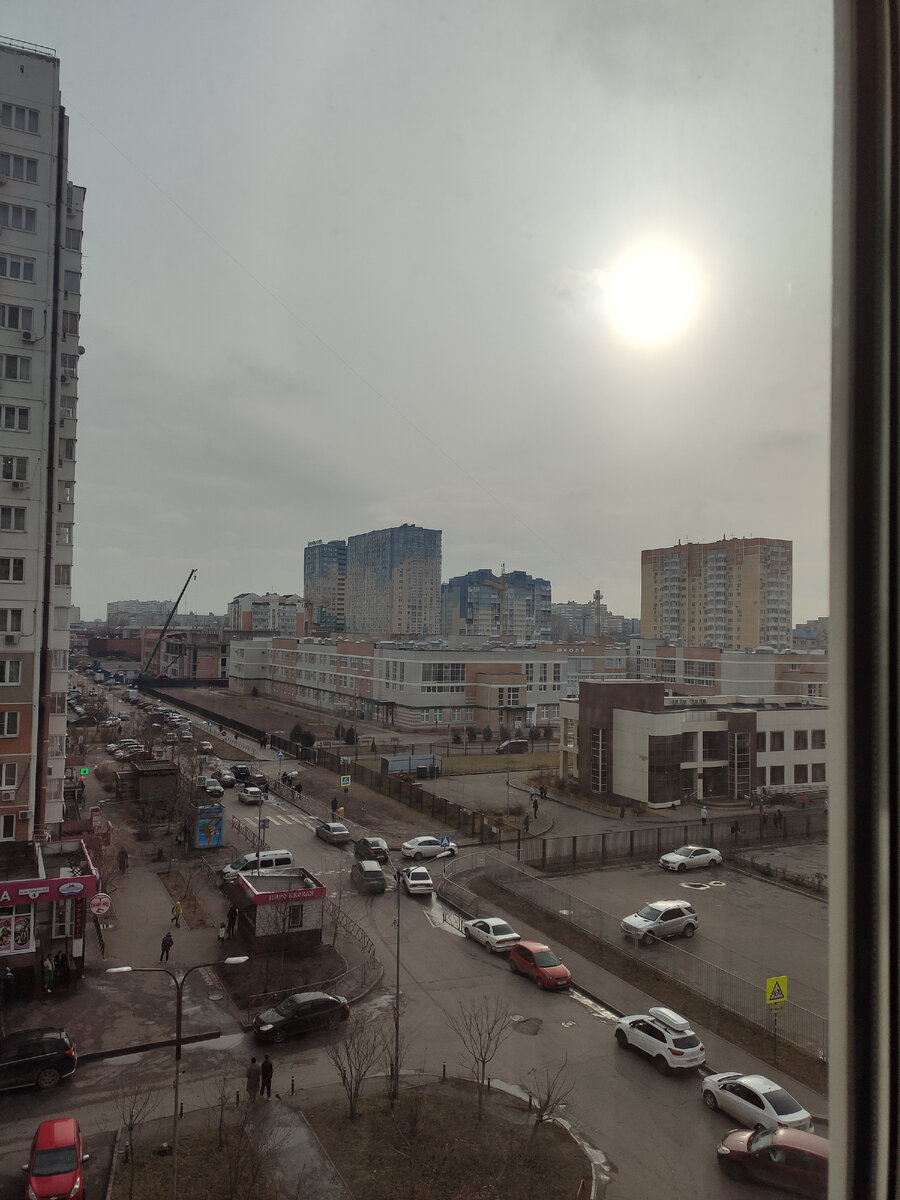 Пока в Краснодаре примерно вот так. Солнце сквозь дымку облаков. Не тучи, но и видно ничего не будет.
