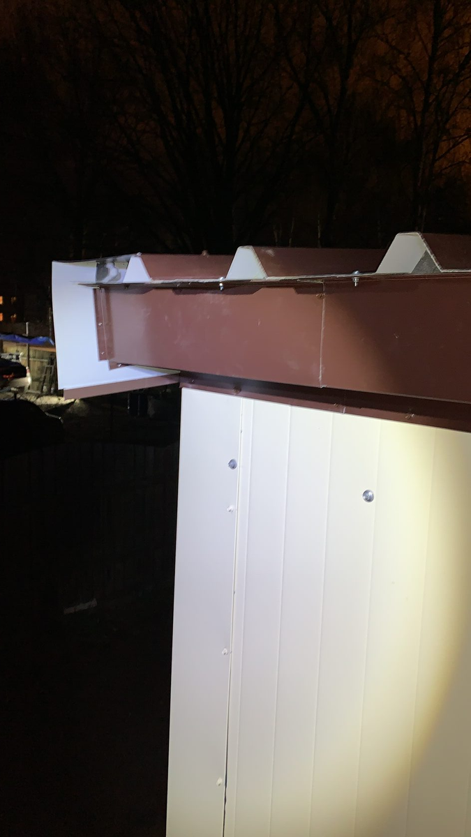 Стыки отливов и доборных элементов склепываются, как на фото.