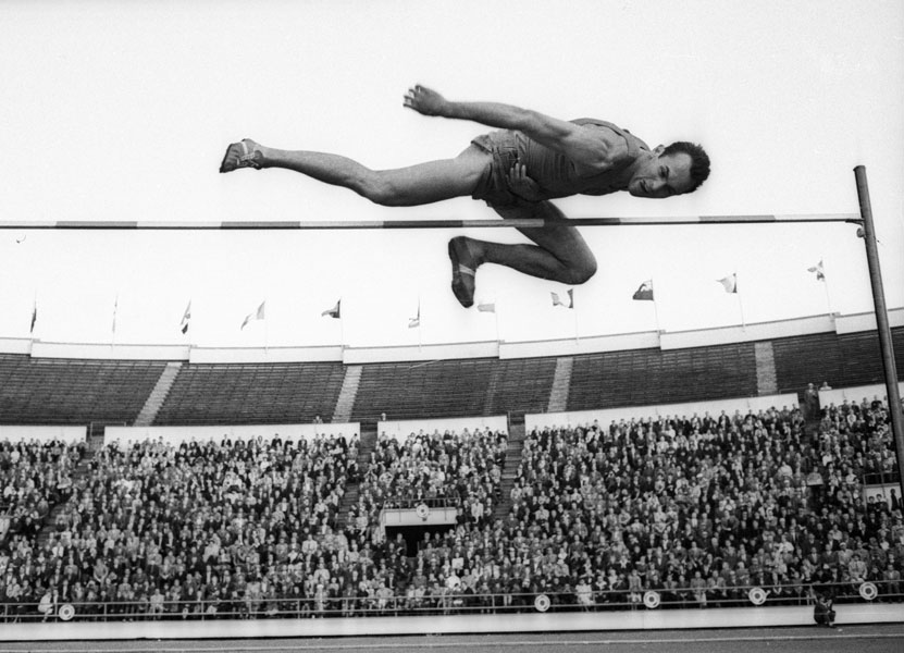 1962 год. Легкоатлет Валерий Брумель прыгает в высоту на стадионе им. В.И. Ленина в Лужниках. Источник: http://stadiums.at.ua/news/2012-12-20-10555.