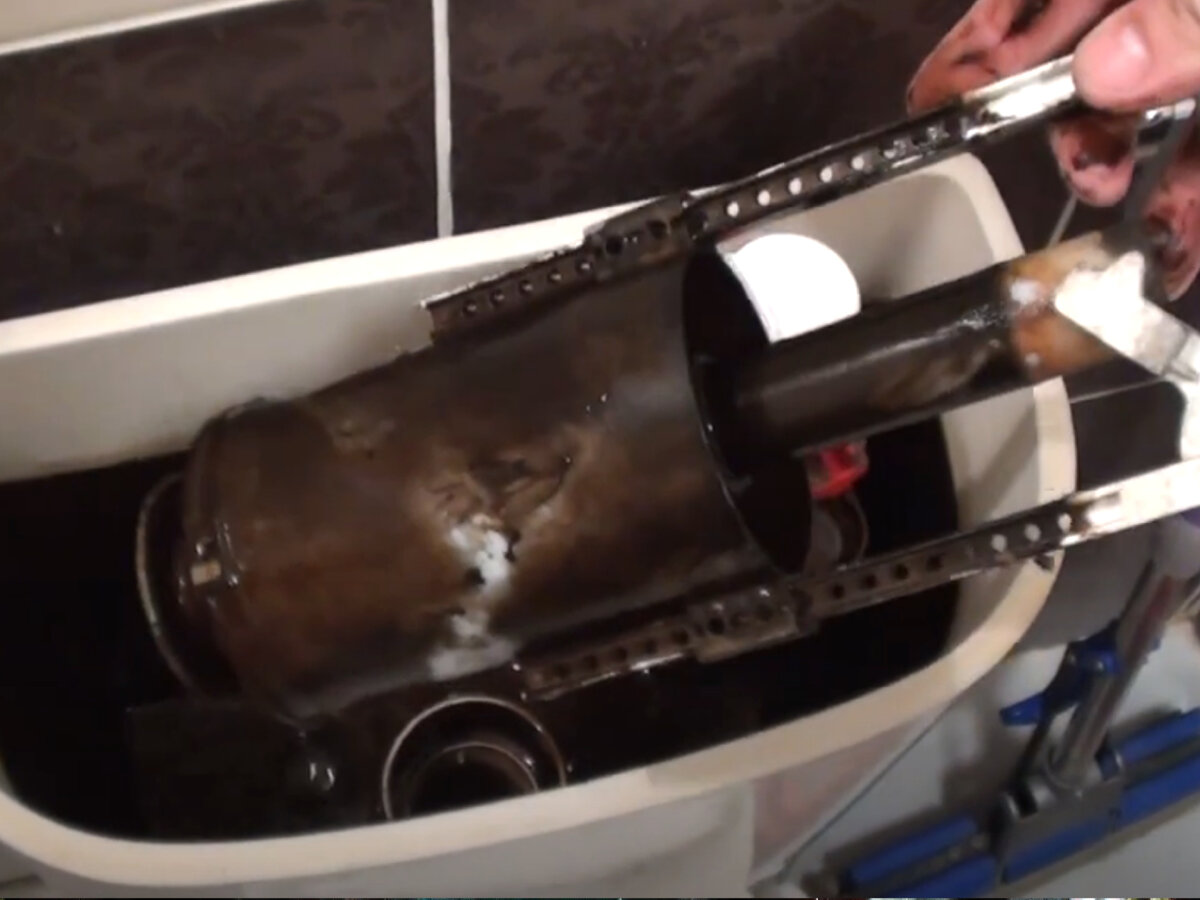 Бачок унитаза и система слива когда то были идеально белыми. Установлены всего два года назад.