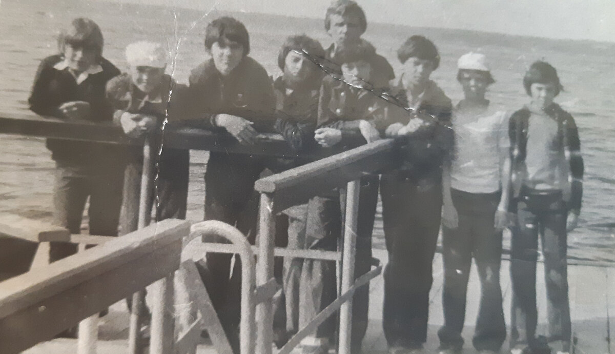 Вот такими  мы были пацанами в 1979 году.Озеро Балтым. Тренер В.Ф. Ерохин. Второй слева мой друг и будущий капитан Уралмаша Леха Юшков. Автор-крайний справа.