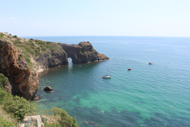 Грот Дианы находится в 15 км от центра Севастополя, на пути к Балаклаве. Грот Дианы – живописная арка в выступающем в море на мысе Лермонтова или Фиолент, расположенном на юго-западном побережье Крыма.  Жители Севастополя называют природную достопримечательность просто «Арка».  