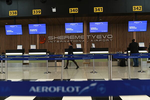 Стойки регистрации в шереметьево терминал в. Стойка Аэрофлота в Шереметьево терминал в. Стойки Аэрофлота в Шереметьево b. Шереметьево стойки 301. Терминал б Шереметьево стойки регистрации.