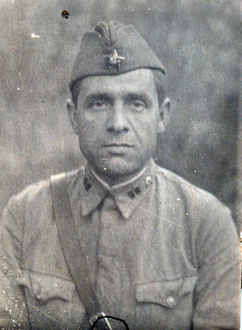 И вот снова фотографии наших бабушек и дедушек с которых лицезреют еще молодые портреты их сверстников и друзей. Мы, то поколение, которое является связующей нитью между детьми, внуками и родителями. Уникальность портретов того времени это торжественность момента самой фотосъемки. Мало того, что фотоаппаратов было мало, но и трудоемкий химический процесс обработки. Фотографии ценили, ведь именно это была связь родителей с детьми влюбленных между собой и просто портреты на память друзьям.
