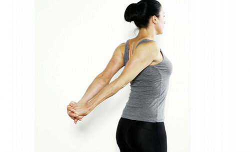 Простая растяжка.  Стоя абсолютно прямо, сцепляем руки за спину. В этот момент, вы  смотрите вперед, слегка вверх, подбородок не опускаем вниз. Делаем вдох и  одновременно поднимаем сцепленные руки за спиной вверх. Руки выпрямлены  в локтях, лопатки сдвигаются друг к другу. Положение тела при этом не  меняется, как стояли ровно, так и стоим. Поднимаем до максимально  возможного, выдыхаем и держим положение не более пол минуты. Вдыхаем  носом, выдыхаем ртом. При желании, можно повторить пару раз.