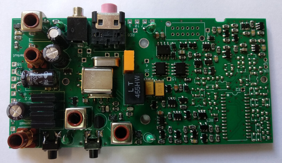 Приведу в качестве примера приёмо-передающую плату радиостанции Штурман-200М - серийное производство которой должно начаться в сентябре-октябре 2021г. Там на двух сторонах платы более 400 компонентов (сравните с 2 компонетнами приёмо-передающей части схемы RDA раций). 