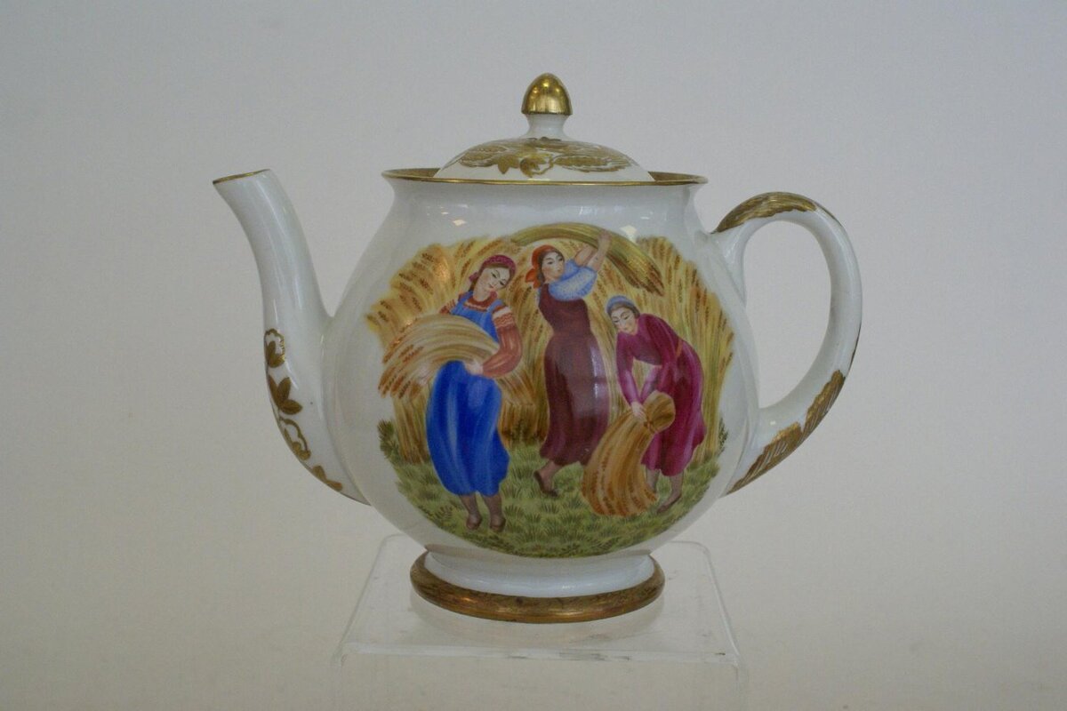 Елена Кубарская (роспись). Сергей Чехонин (форма). Чайник из сервиза «Сбор урожая по республикам СССР». 1939–1940. ЛФЗ. Высота 14,2 см. Государственный Эрмитаж / Мз-С-1645. Источник: collections.hermitage.ru
