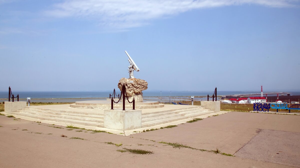 Памятниками десантникам в Тамани