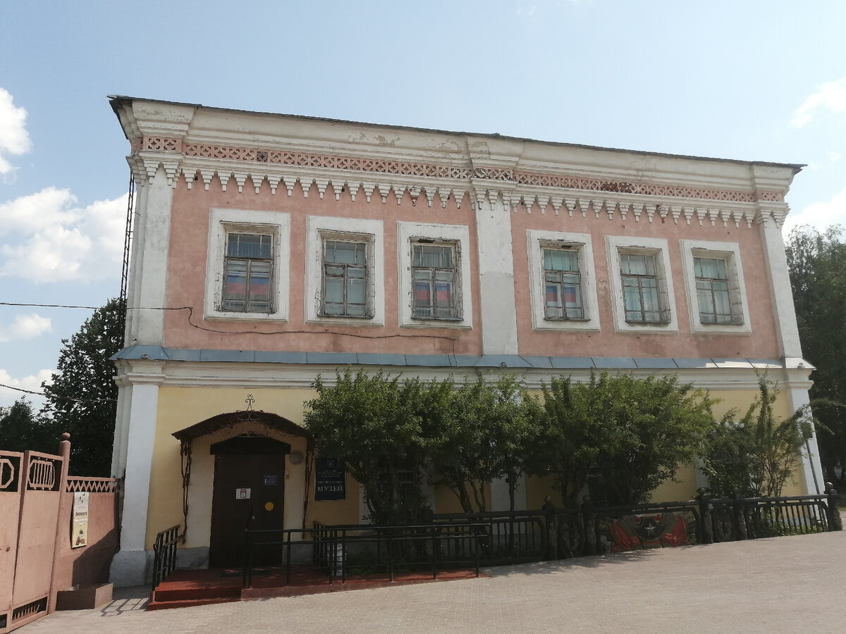 Собственно, это двухэтажное каменное здание на верху одного из кунгурских холмов было тюрьмой ещё задолго до Первой мировой войны. Июнь 2021 года, фото автора.