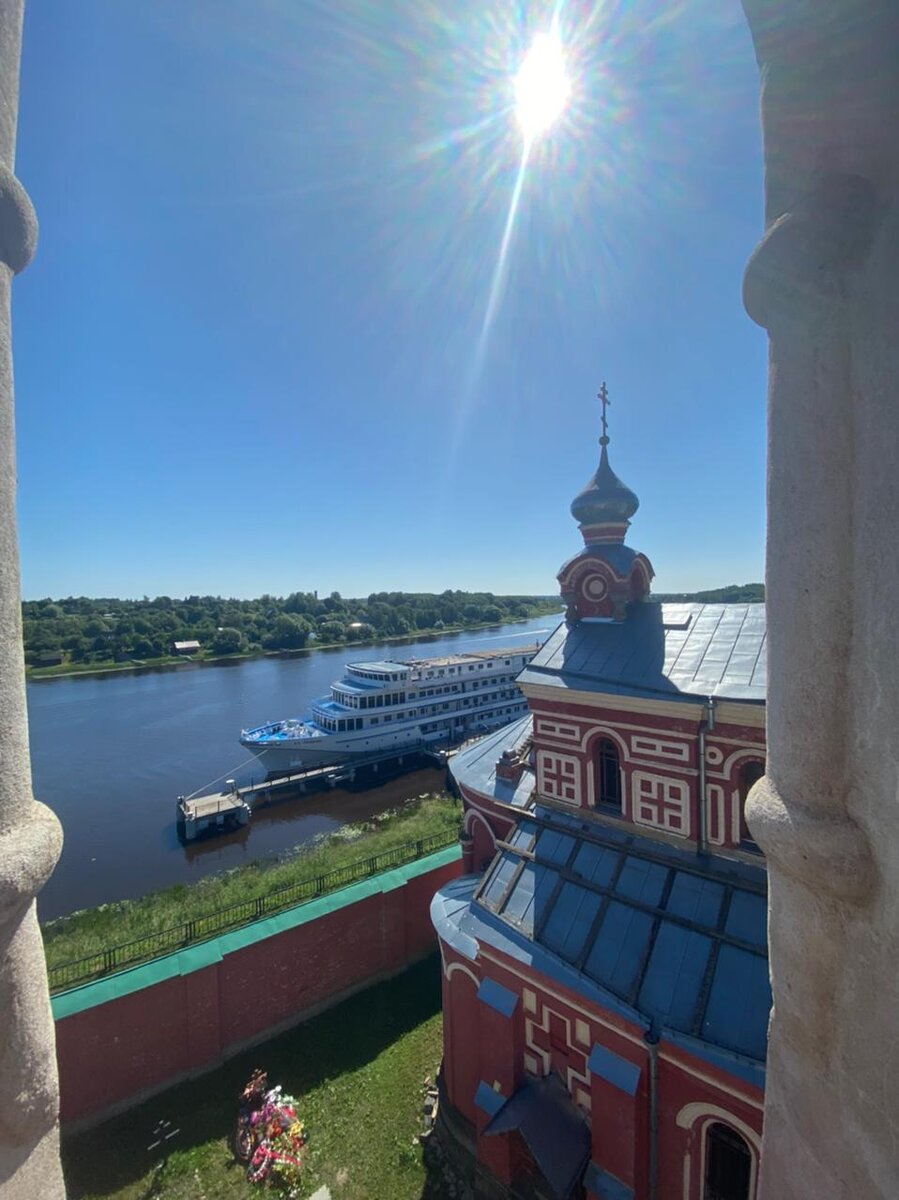 Наш корабль с высоты колокольни Никольского монастыря