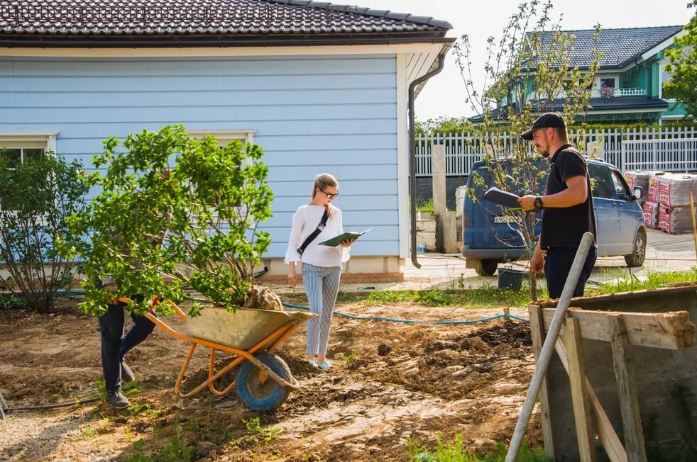 Команда GARNETGARDEN Outdoor Art на объекте под руководством главного архитектора Анастасии Лавровой