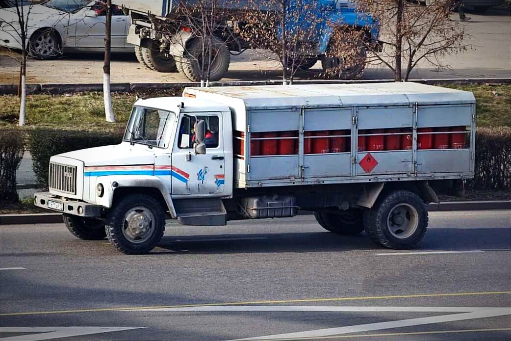 ГаЗ 3309 - баллоновоз на удлиненном шасси. Я и понятия не имела, что теперь для перевозки газовых баллонов необходимо соблюдение строгих правил и специальное оснащение автомобиля! Фото для иллюстрации с сайта kargoteka.info, обработка автора