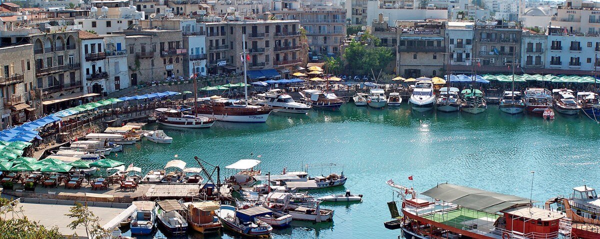 Великолепная гавань в городе Кирения на Северном Кипре