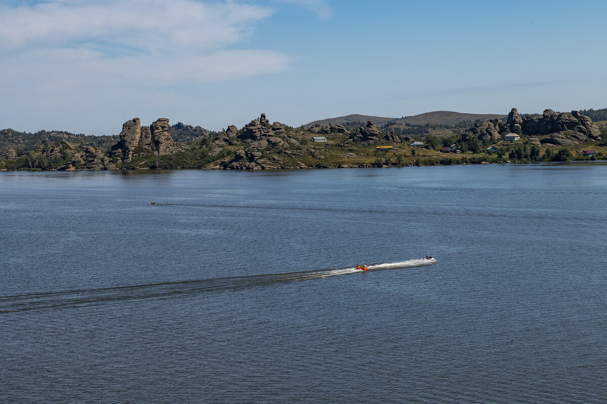 Летом жизнь на озере кипит!
