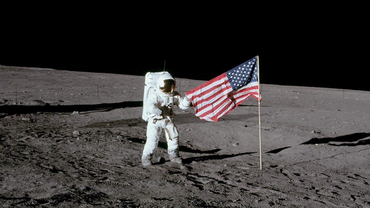 Флаг США на Луне. Без комментариев. Взято из Яндекс-картинок  