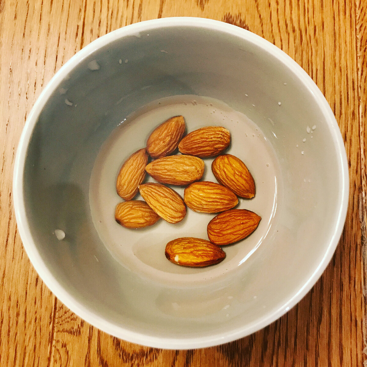 Замачиваю миндаль :)