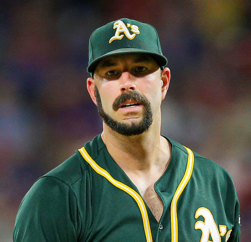 На фото: Мужчина с бородой «обезьяний хвост»