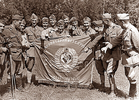 СССР сентябрь 1941 год. Итальянские офицеры. /фото реставрировано мной, изображение взято из открытых источников/