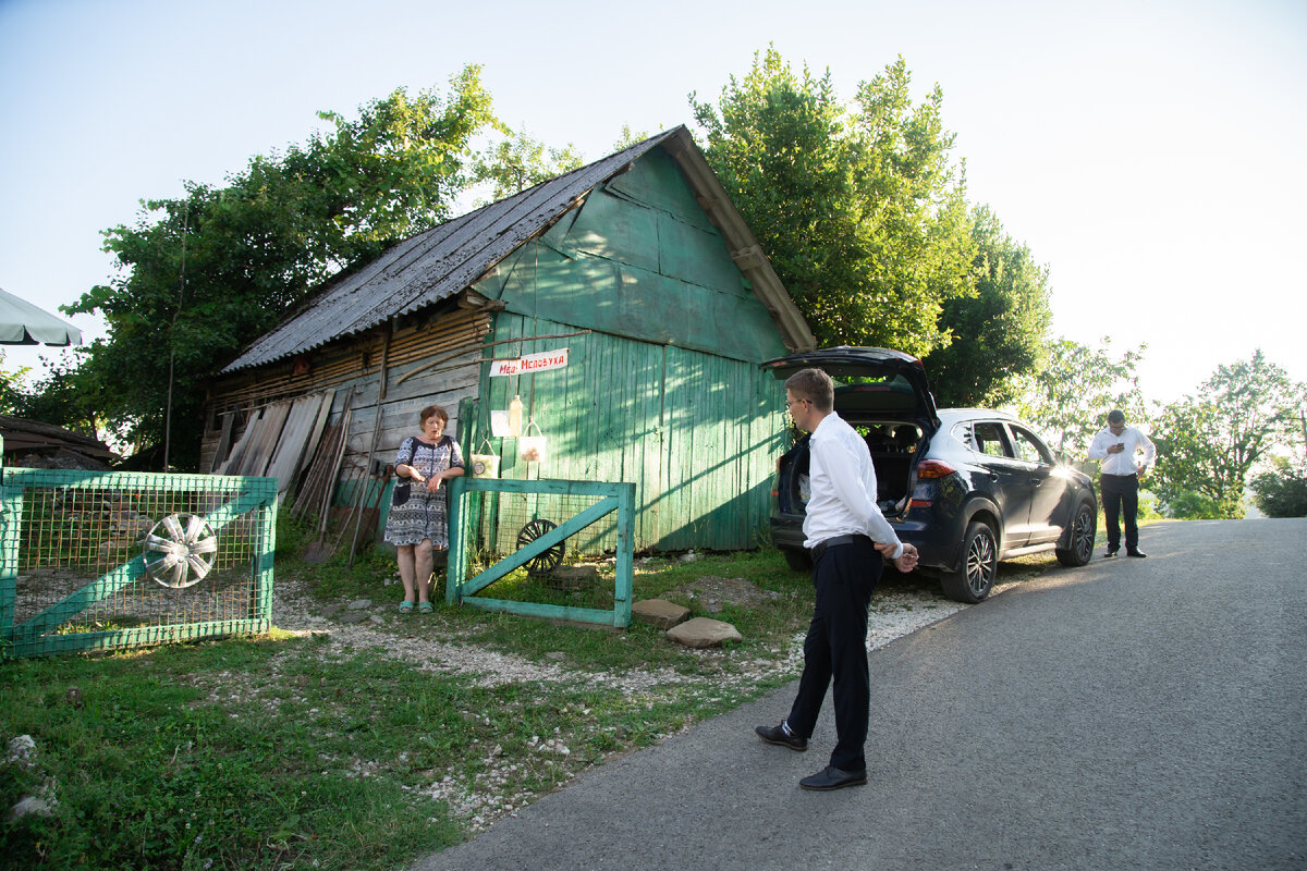 Стоимость земельных участков в Сочи резко выросла вслед за ростом цен на жилую и курортную недвижимость. Теперь средняя цена за сотку земли составляет 1 млн. рублей. К примеру земельный участок 6 соток с ветхим объектом собственник оценивает в 9 млн.рублей. Это стоимость однокомнатной квартиры. 