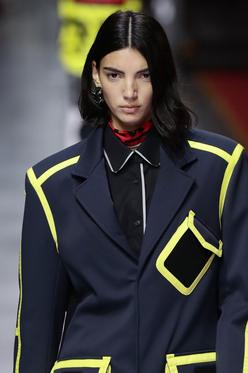 Неделя моды идет несколько дней, но образов было миллиард. И что вы думаете? 99% причесок с прямым пробором посередине. GETTY IMAGES