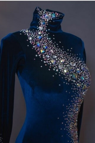 Костюмы со стразами всегда выглядят роскошно и зрелищно