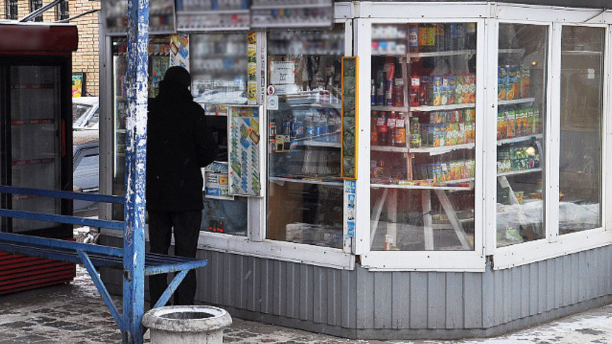 Вернуть киоски. Ларек 2000. Ларек из 2000х. Витрина ларька 2000-х. Ларек в городе зимой.