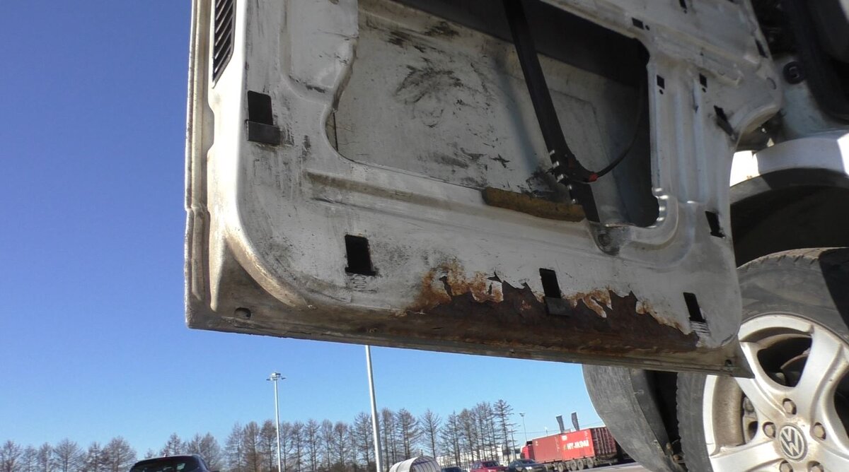 Низ водительской двери под обшивкой